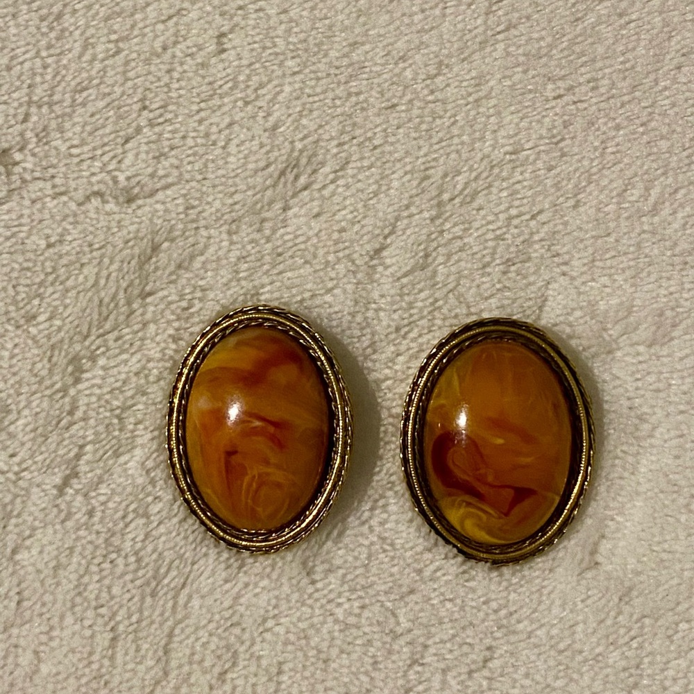 Vintage earrings from the 1928 brand